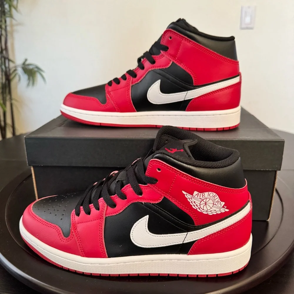 MEN'S AIR JORDAN RETRO 1 MID CASUAL SHOES